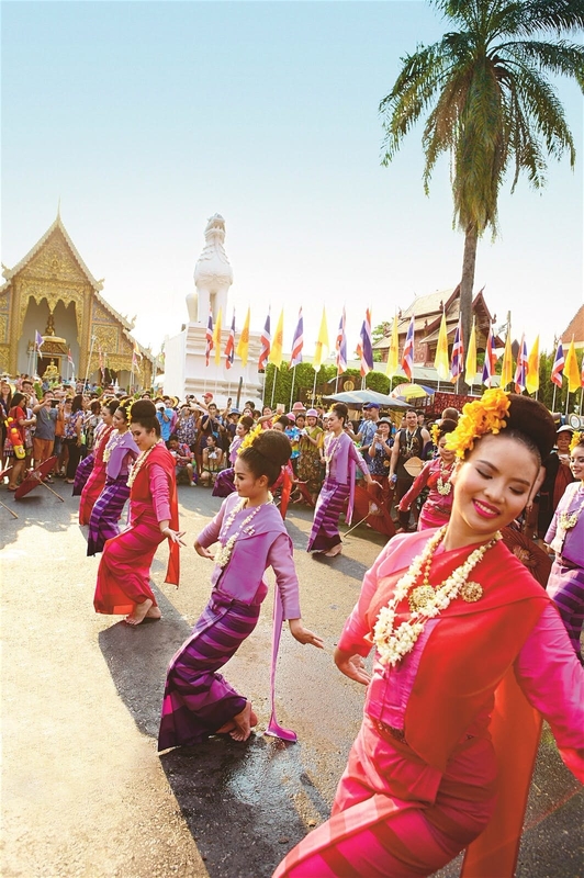 Tưng bừng lễ hội té nước Songkran đón năm mới ở Chiang Mai